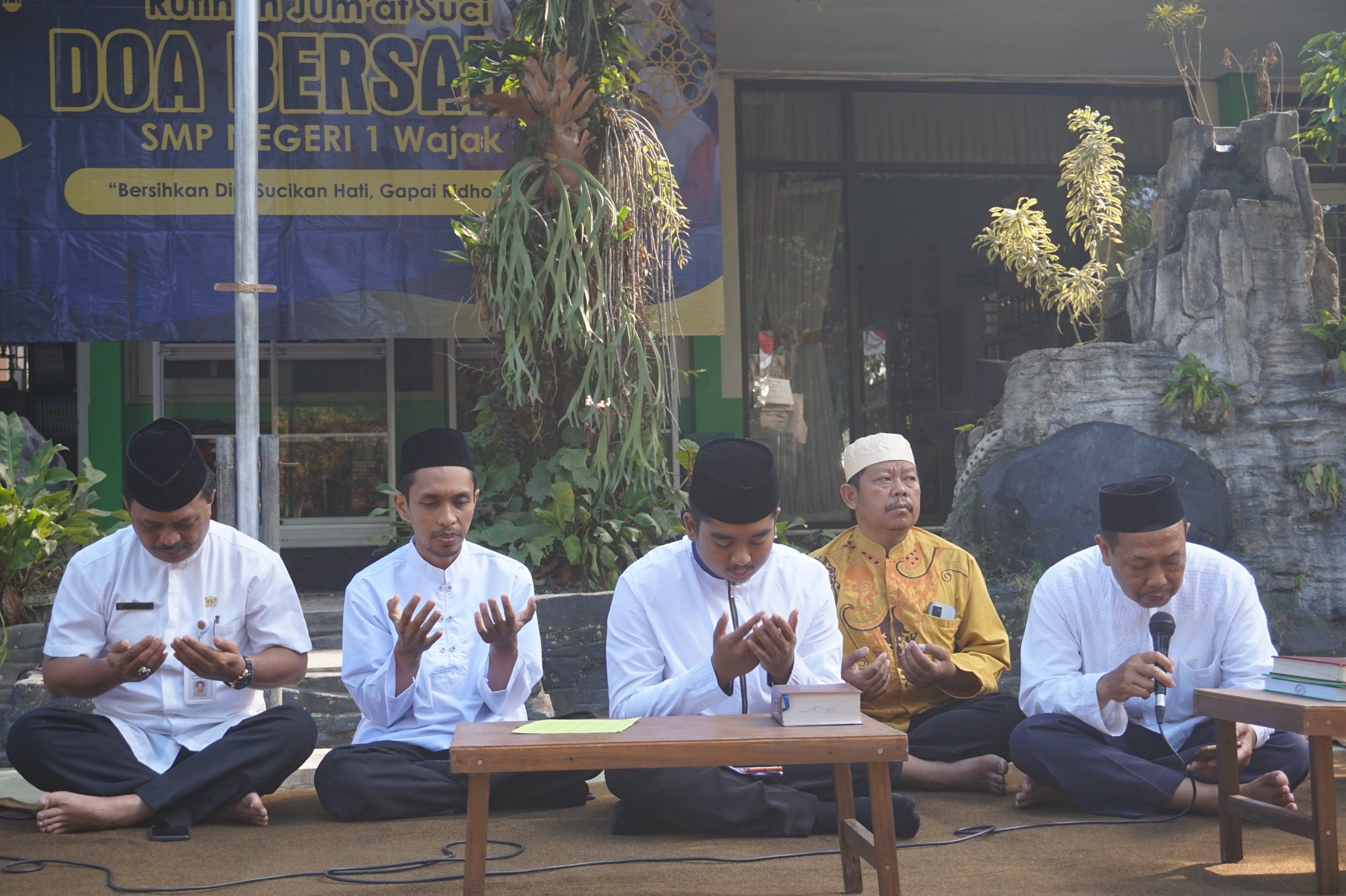 Pelaksanaan Jumat Suci, Kegiatan Keagamaan Rutin SMP Negeri 1 Wajak » SMP  Negeri 1 Wajak | SMP Negeri 1 Wajak