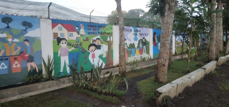 Peserta Didik Kelas IX SMPN 1 Wajak Kreasikan Mural Beragam Tema Peserta Didik Kelas IX SMPN 1 Wajak Kreasikan Mural Beragam Tema